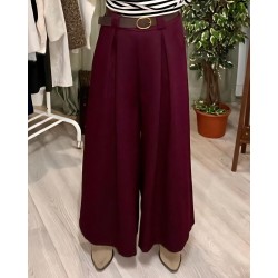 Pantalón ancho de vestir, con pinzas, bolsillos y cinturón de color granate