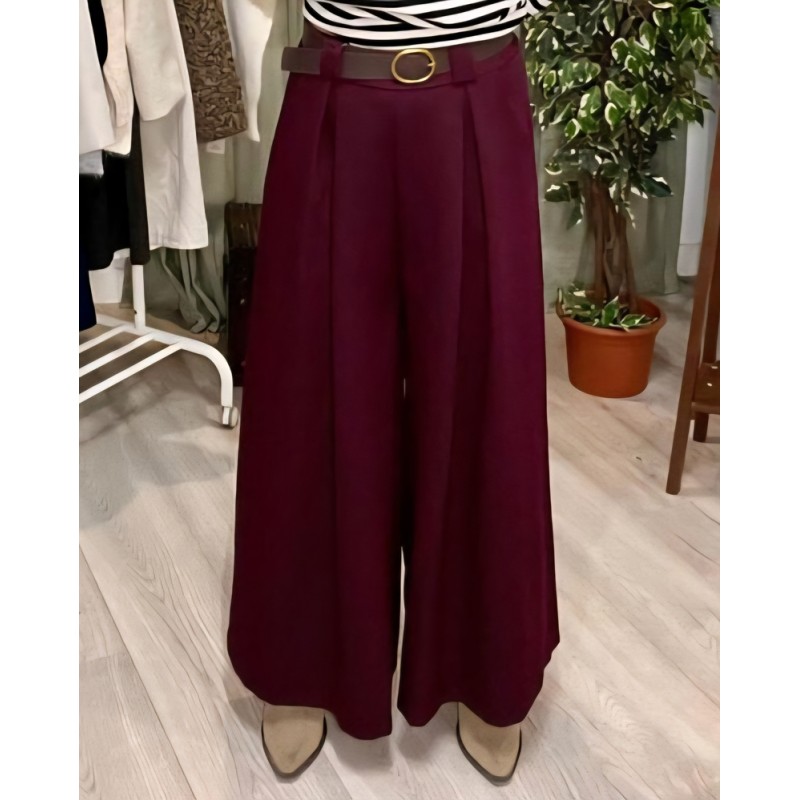Pantalón ancho de vestir, con pinzas, bolsillos y cinturón de color granate