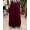 Pantalón ancho de vestir, con pinzas, bolsillos y cinturón de color granate