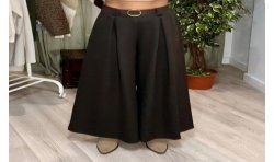 Pantalón ancho de vestir, con pinzas, bolsillos y cinturón de color marrón