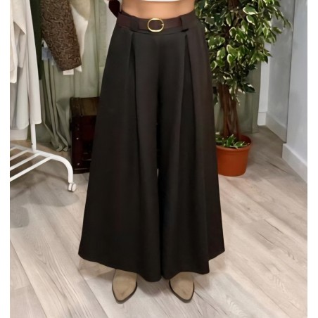 Pantalón ancho de vestir, con pinzas, bolsillos y cinturón de color marrón