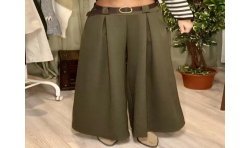 Pantalón ancho de vestir, con pinzas, bolsillos y cinturón de color verde