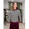 Jersey de rayas negras con puños,cuello y bajo cintura en granate