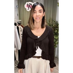 Chaqueta marrón con volante