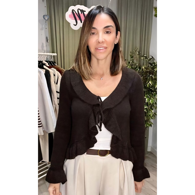 Chaqueta marrón con volante