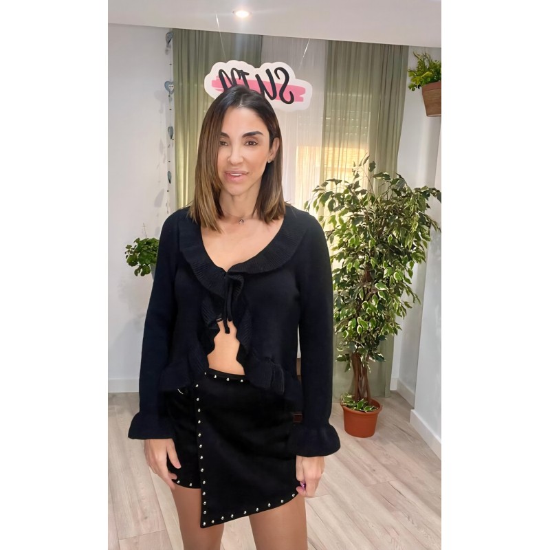 Chaqueta negra de lana con volante