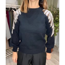 Jersey negro con detalles de lentejuelas en los hombros