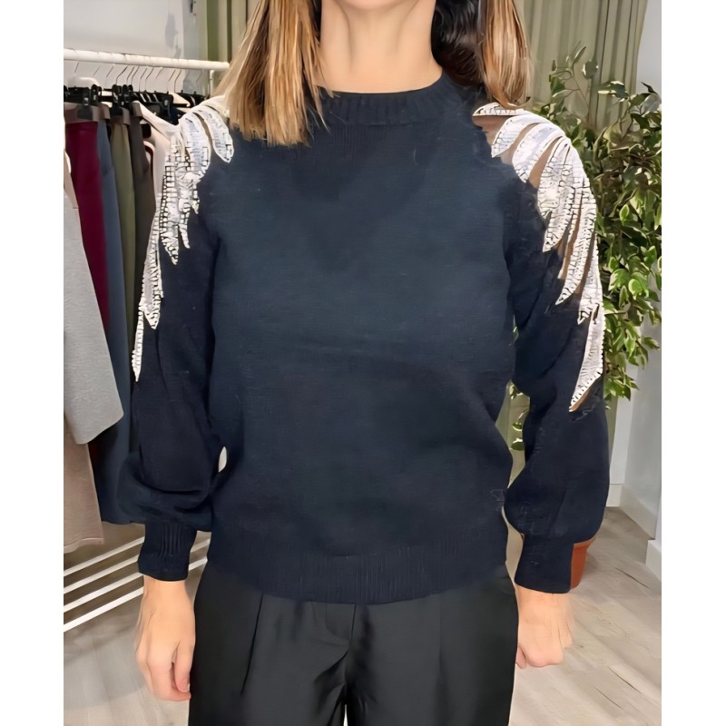 Jersey negro con detalles de lentejuelas en los hombros