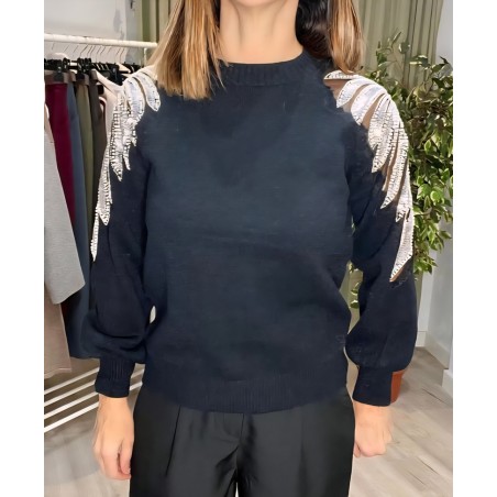 Jersey negro con detalles de lentejuelas en los hombros