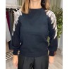 Jersey negro con detalles de lentejuelas en los hombros