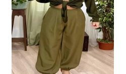 pantalón bombacho en tono verde, con goma en la cintura y en los tobillos