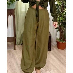 pantalón bombacho en tono verde, con goma en la cintura y en los tobillos