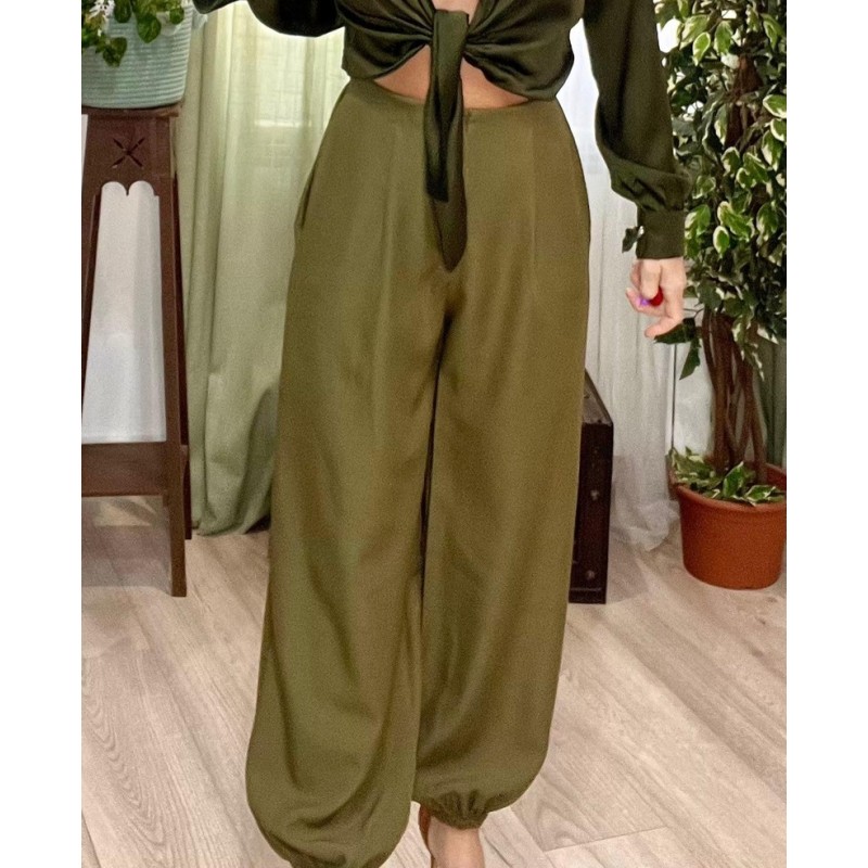 pantalón bombacho en tono verde, con goma en la cintura y en los tobillos