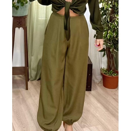 pantalón bombacho en tono verde, con goma en la cintura y en los tobillos