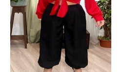 pantalón bombacho en negro, con goma en la cintura y en los tobillos.