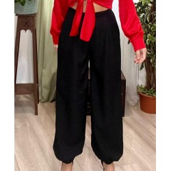 pantalón bombacho en negro, con goma en la cintura y en los tobillos.