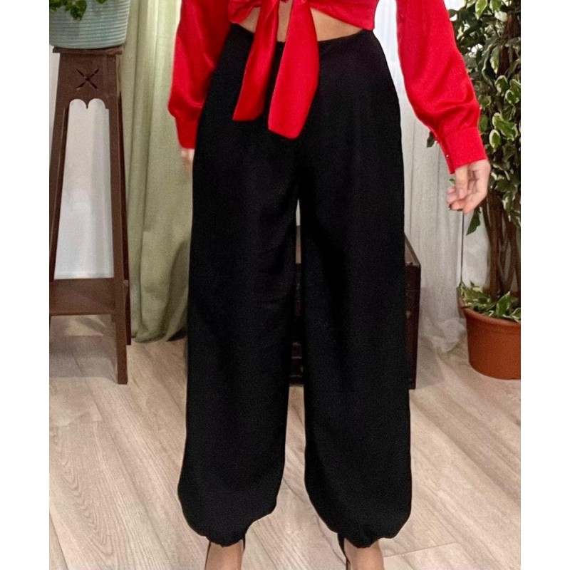 pantalón bombacho en negro, con goma en la cintura y en los tobillos.