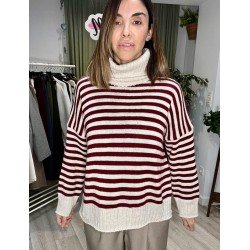 Modelo luciendo un suéter de rayas horizontales en tonos granates, de nuestra tienda de moda femenina.