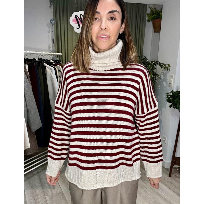 Modelo luciendo un suéter de rayas horizontales en tonos granates, de nuestra tienda de moda femenina.