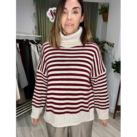 Modelo luciendo un suéter de rayas horizontales en tonos granates, de nuestra tienda de moda femenina.