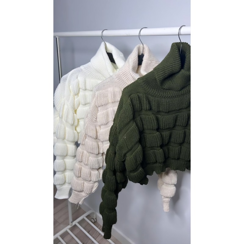 Tres jerseys cortos, de cuello alto, de manga larga, colgafos en perchas, de color blanco, blanco roto y verde.