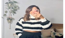 Jersey blanco de rayas grandes negras, de cuello alto, visto por delante.