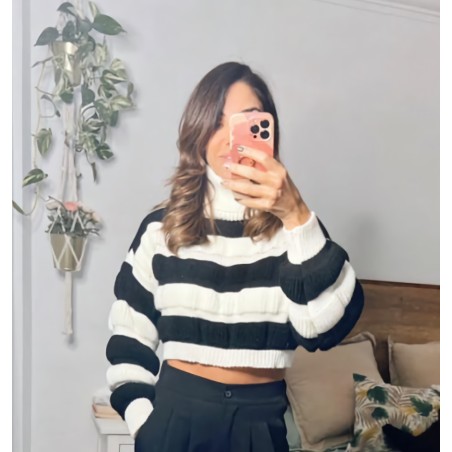 Jersey blanco de rayas grandes negras, de cuello alto, visto por delante.