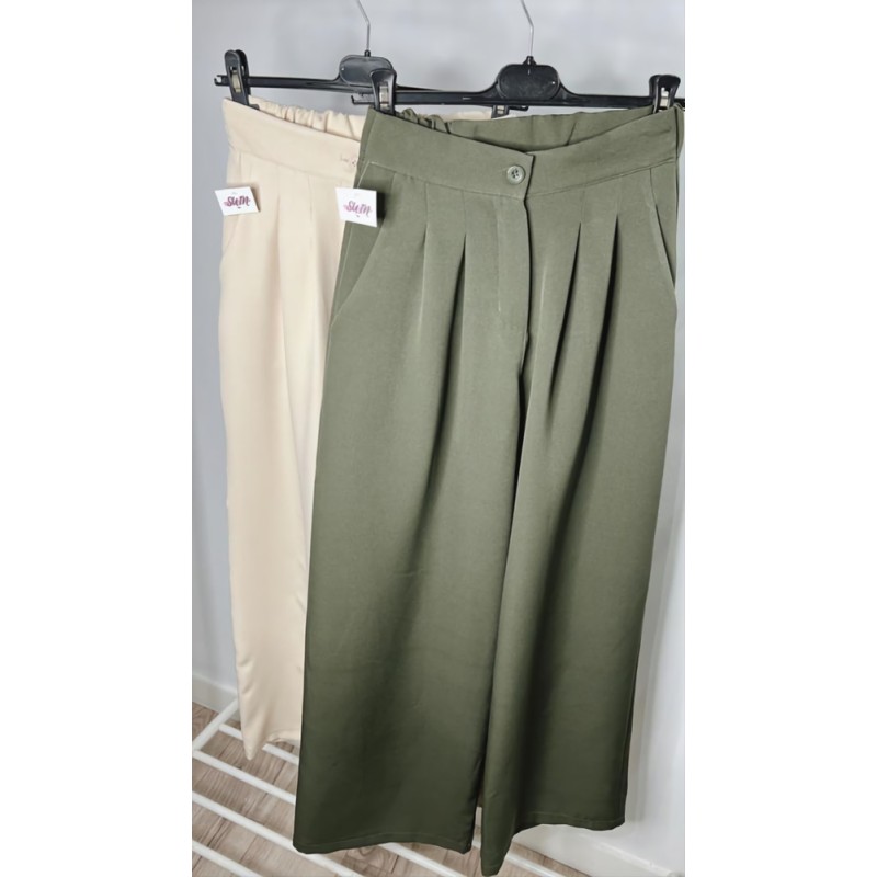 Pantalones anchos con bolsillos de color beige y verde, colgados en perchas.